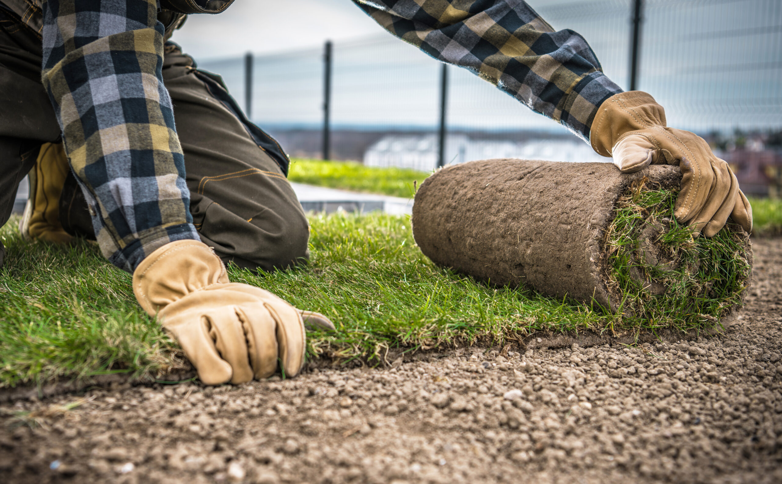 Unsere Verpflichtung: Ihr Partner von der Planung bis zur Übergabe Sehr geehrte Kunden, wir sind stolz darauf, Ihnen unsere umfassende Expertise im Bereich Gartenbau anzubieten. Unser Engagement geht weit über die einfache Umsetzung hinaus - wir sind Ihr verlässlicher Partner von der initialen Planungsphase bis zur finalen Übergabe Ihrer neuen Gartenanlage. 1. Gemeinsame Vision und Planung: Gemeinsam mit Ihnen erarbeiten wir eine Vision für Ihren Traumgarten. Ihre Ideen und Wünsche sind der Ausgangspunkt für unser Konzept. Unsere Experten setzen sich intensiv mit den Gegebenheiten vor Ort auseinander, berücksichtigen die örtlichen Gegebenheiten, sowie Ihre individuellen Vorlieben. 2. Detailgetreue Ausarbeitung: Mit großer Sorgfalt und Präzision setzen wir Ihre Vorstellungen in eine detaillierte Planung um. Hierbei legen wir Wert auf eine harmonische Gestaltung, die Ästhetik, Funktionalität und Nachhaltigkeit vereint. 3. Transparente Kommunikation: Offene Kommunikation ist uns ein zentrales Anliegen. Während des gesamten Prozesses halten wir Sie stets auf dem Laufenden. Fragen, Anregungen und Änderungswünsche sind jederzeit willkommen. 4. Kompetente Umsetzung: Unsere erfahrenen Fachkräfte setzen die Planung präzise und termingerecht um. Dabei verwenden wir ausschließlich hochwertige Materialien und modernste Techniken, um ein langlebiges Ergebnis zu gewährleisten. 5. Abschließende Überprüfung und Übergabe: Vor der finalen Übergabe erfolgt eine gründliche Überprüfung aller Arbeiten. Erst wenn alles Ihren Erwartungen entspricht, ist unser Auftrag abgeschlossen. Wir sind stolz darauf, nicht nur Dienstleister, sondern Ihr vertrauensvoller Partner zu sein. Ihre Zufriedenheit steht für uns an erster Stelle.